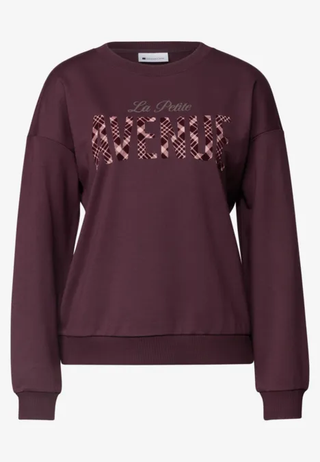 Koszulka z długim rękawem z nadrukiem graficznym rustic rouge Bordowa bluza z okrągłym dekoltem i nadrukiem 'La Petite Merci' z przodu.