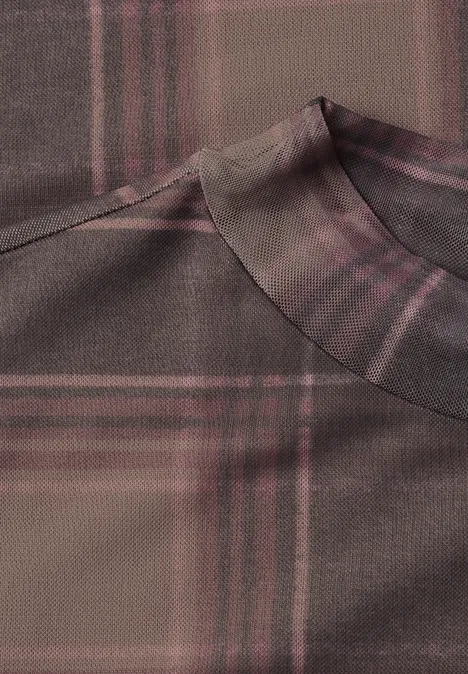 T-shirt à manches longues en mesh, col rond et imprimé sanded amber Nahaufnahme eines braun-roten karierten Shirts mit rundem Kragen.