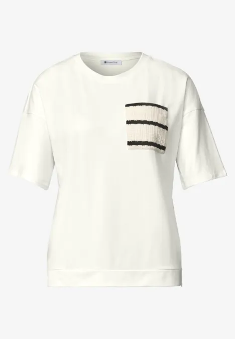 Weißes, kurzärmeliges Shirt mit aufgesetzter Brusttasche und dezenten schwarzen Streifen.