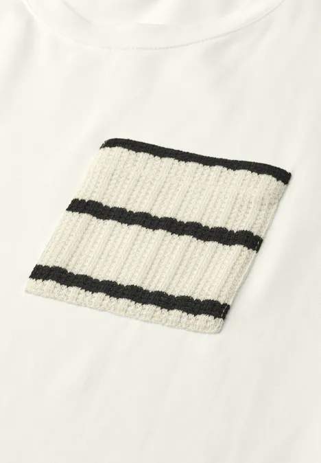 Weißes T-Shirt mit gestrickter aufgesetzter Tasche in Weiß und Schwarzstreifen.