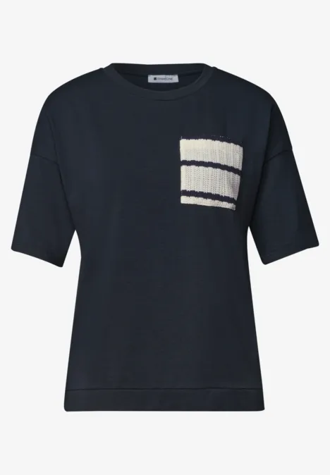 Schwarzes Kurzarmshirt mit kontrastreichen weißen Streifen auf der Brust