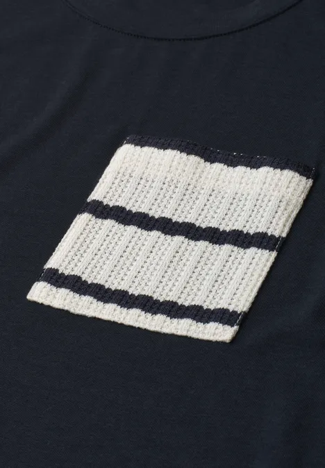 Dunkelblaues Shirt mit aufgesetzter, cremeweißer Stricktasche und zwei dunklen Querstreifen.