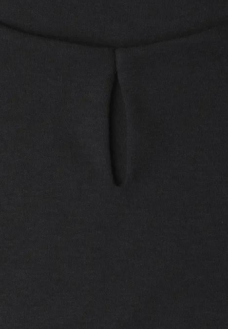 Dropped Shoulder Shirt mit Cut-Out Black Detailaufnahme eines schwarzen Kleidoberteils mit kleinem Schlüsselloch-Ausschnitt