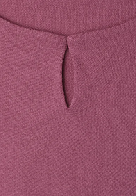 Mauve-farbener Jerseystoff mit zentralem Tropfenausschnitt