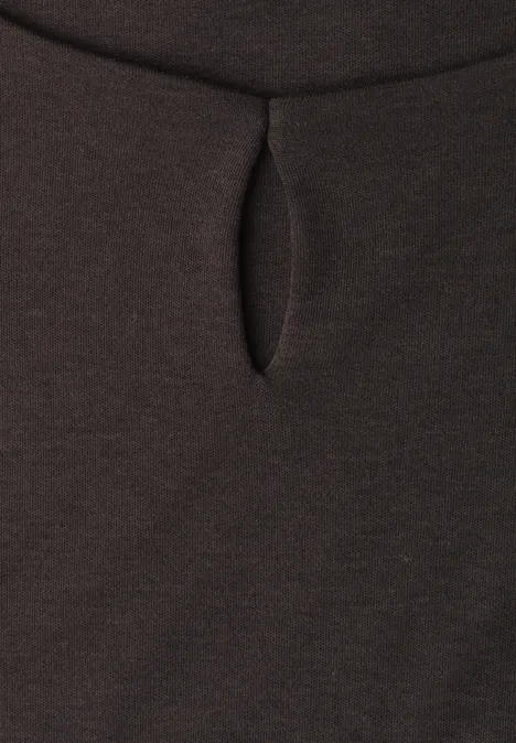 Dropped Shoulder Shirt mit Cut-Out black coffee Nahaufnahme eines dunklen Stoffs mit schmaler, vertikaler Öffnung.