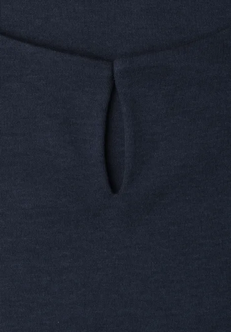 Dropped Shoulder Shirt mit Cut-Out darkest blue Dunkelblauer Stoff mit kleinem Schlitzdetail.