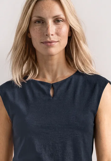 Dropped Shoulder Shirt mit Cut-Out darkest blue Frau mit schulterlangem blondem Haar trägt dunkelblaues ärmelloses Top mit kleinem Schlitz am Kragen.