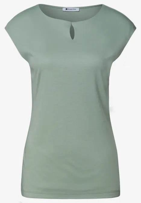 Kurzärmeliges, hellgrünes Damen-Shirt mit kleinem Tropfenausschnitt am Rundhalsausschnitt.