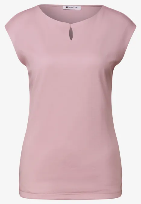 Ein ärmelloses Damen-Top in zartem Rosa mit rundem Ausschnitt und kleinem Schlitzdetail.