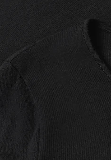 Jednokolorowa koszulka Basic z długim rękawem Black Czarna koszulka z okrągłym dekoltem i widocznym szwem na ramieniu.