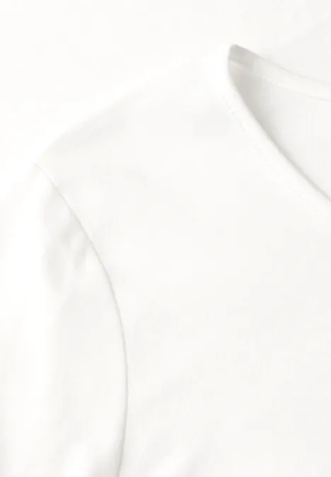 Jednokolorowa koszulka Basic z długim rękawem off white Zbliżenie na prostą białą koszulkę z dekoltem w serek.