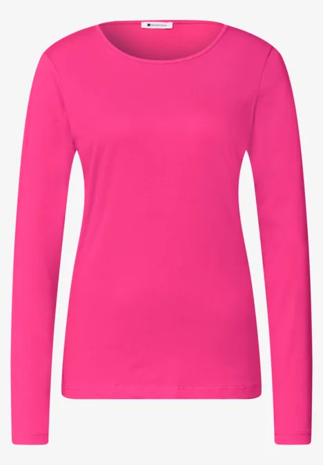 Ein schlichtes, langärmliges Oberteil in kräftigem Pink mit Rundhalsausschnitt.
