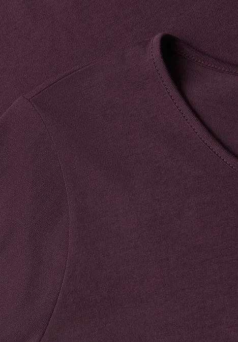 Jednokolorowa koszulka Basic z długim rękawem rustic rouge Zbliżenie ciemnofioletowej koszulki, uwydatniające dekolt i szwy.