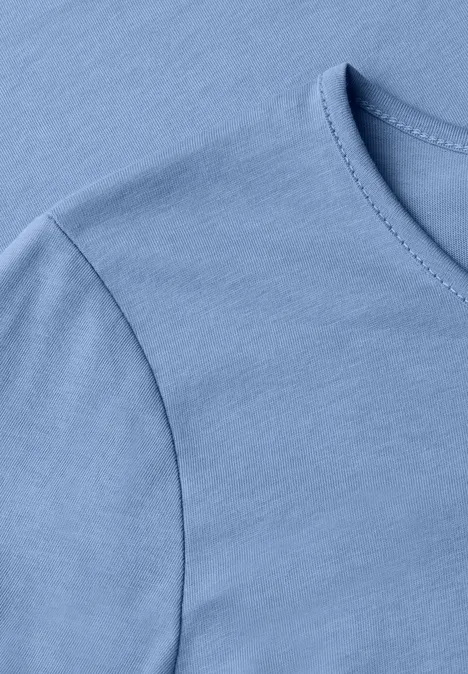 Jednokolorowa koszulka Basic z długim rękawem northern blue Zbliżenie jasnoniebieskiej koszulki z okrągłym dekoltem.