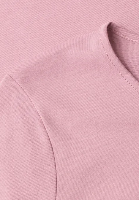 Jednokolorowa koszulka Basic z długim rękawem vintage blush Zbliżenie jasnoróżowej koszulki z okrągłym dekoltem i szwem na ramieniu.