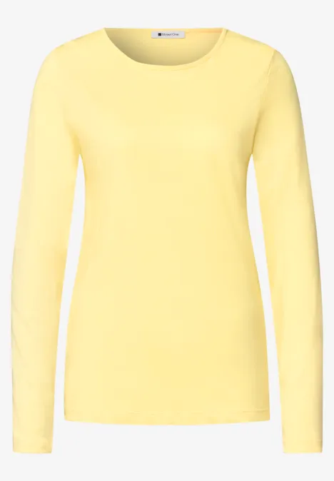 Een effen geel shirt met lange mouwen en een ronde halslijn.