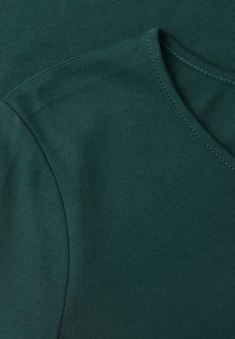 Basic Langarm Shirt in Unifarbe shadow teal Detailaufnahme eines dunkelgrünen, kurzärmligen T-Shirts aus weichem Stoff.