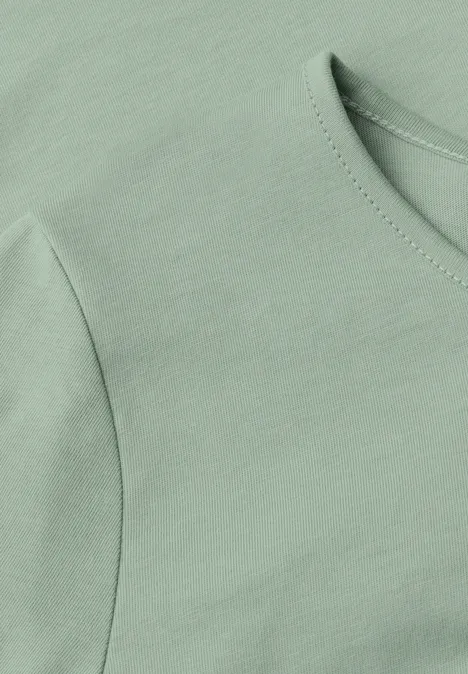 Jednokolorowa koszulka Basic z długim rękawem eucalyptus green Zbliżenie jasnozielonej koszulki z okrągłym dekoltem i krótkim rękawem