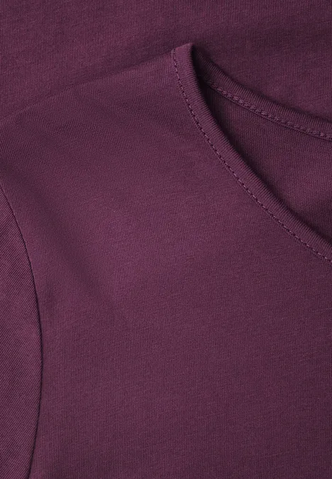 Basic longsleeve berry maroon Close-up van de halslijn van een paars T-shirt.