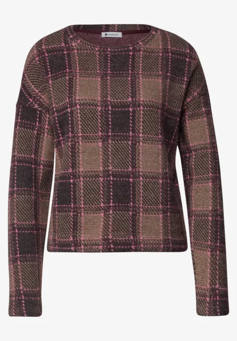 Pull femme droit marron à carreaux roses avec manches longues.