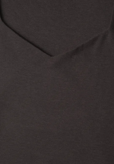Koszulka z długim rękawem i dekoltem w kształcie kwadratu black coffee Zbliżenie na czarny T-shirt z dekoltem w serek z miękkiego materiału.