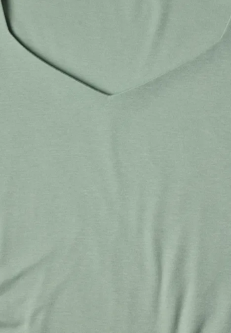 Koszulka z długim rękawem i dekoltem w kształcie kwadratu eucalyptus green Zbliżenie na jasny, oliwkowozielony materiał z dekoltem w serek i delikatną fakturą.