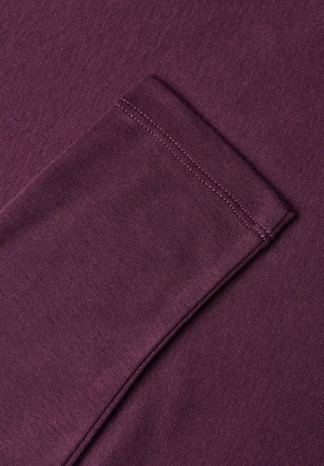Shirt met lange mouwen en vierkante halslijn berry maroon Nahaufnahme eines burgunderfarbenen Ärmelbündchens mit Naht und weicher Stoffstruktur.