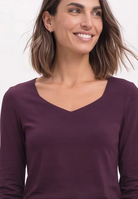 Shirt met lange mouwen en vierkante halslijn berry maroon Lächelnde Frau mit braunen Haaren in burgunderfarbenem V-Ausschnittshirt.