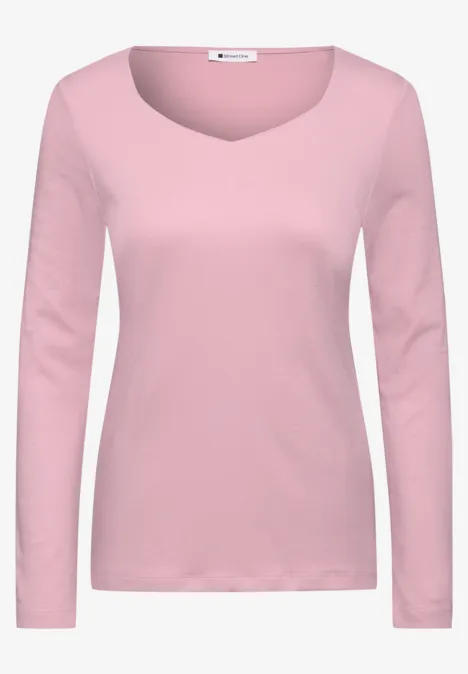 Ein schlichtes, langärmliges rosa Damenoberteil mit Rundhalsausschnitt.