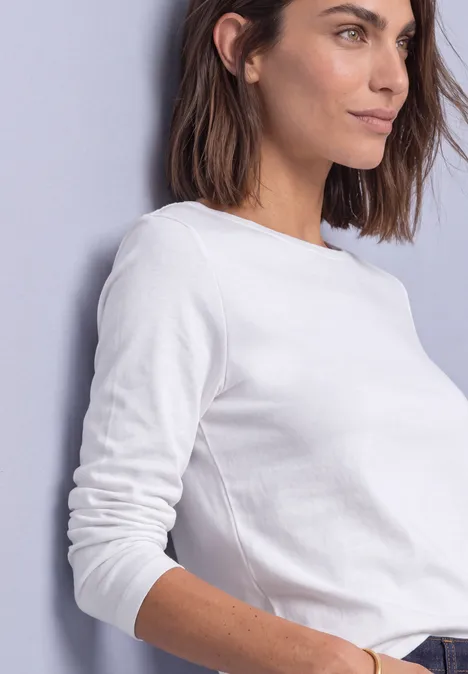 Koszulka z długim rękawem i dekoltem w kształcie łódki podwodnej White Profilowe ujęcie kobiety w białej bluzce z długim rękawem na jasnym tle.