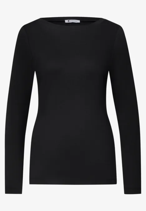 T-shirt noir à manches longues, col bateau et coupe ajustée, style minimaliste.