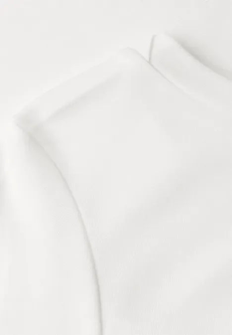 Langarm Shirt mit U-Boot-Ausschnitt off white Nahaufnahme eines weißen Kleidungsstücks aus weichem Stoff mit feiner Naht.