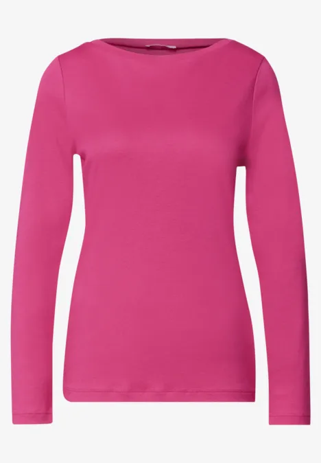 Een roze damesshirt met lange mouwen en eenvoudig ontwerp