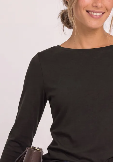 Langarm Shirt mit U-Boot-Ausschnitt black coffee Frau mit locker hochgestecktem Haar in schwarzem Oberteil, lächelnd vor hellem Hintergrund.