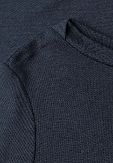 Langarm Shirt mit U-Boot-Ausschnitt darkest blue Nahaufnahme eines dunkelblauen T-Shirts mit sichtbarer Schulter- und Kragennaht