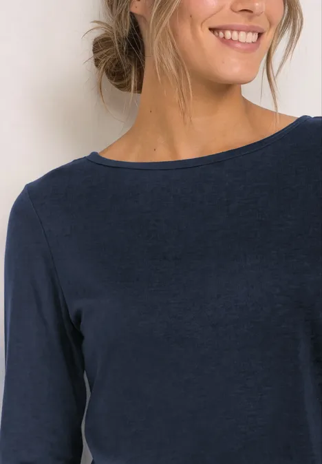 Langarm Shirt mit U-Boot-Ausschnitt darkest blue Frau mit dunklem, marineblauem Langarmshirt und Bootsausschnitt lächelt leicht.