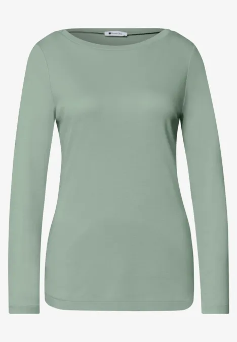 Un t-shirt manches longues femme uni vert clair avec encolure bateau.