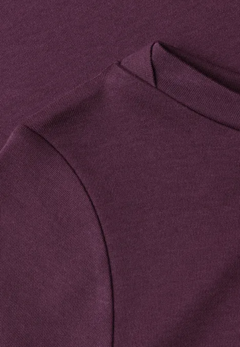 Langarm Shirt mit U-Boot-Ausschnitt berry maroon Nahaufnahme eines violetten Strickkleidungsstücks mit Hals- und Schulternaht