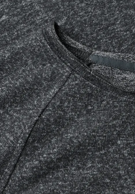Nahaufnahme eines dunkelgrauen, melierten Shirts mit Rundhalsausschnitt und sichtbarer Schulternaht.
