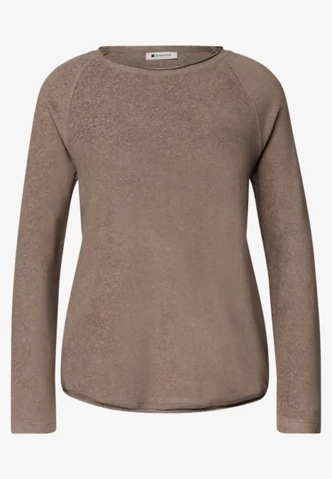 Pull marron à col rond et manches longues en maille douce.