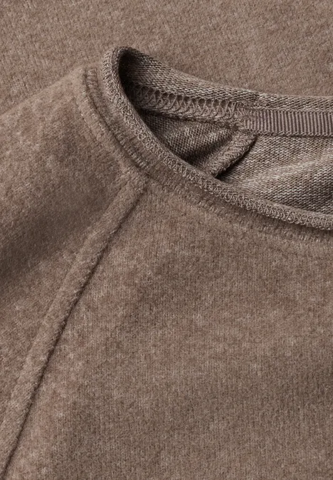 Haut en velours brun avec col rond et coutures délicates.