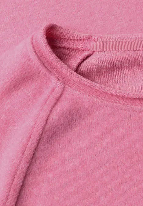 Nahaufnahme eines rosa Sweatshirt-Kragens mit sichtbaren Nähten.
