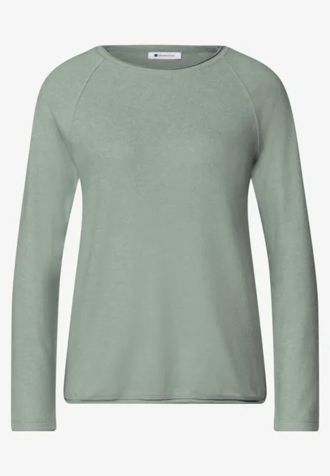Ein grüner, langärmeliger Damenpullover mit Rundhalsausschnitt.