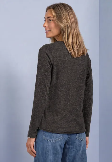 Langarm Shirt mit Rundhals und Rollkante black coffee mel. Frau mit schulterlangen blonden Haaren von hinten, trägt grauen Pullover und blaue Jeans vor hellem Hintergrund.
