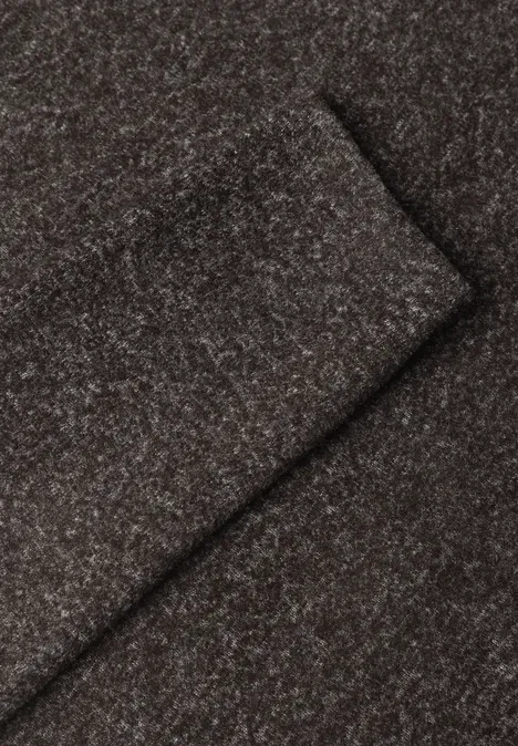 Langarm Shirt mit Rundhals und Rollkante black coffee mel. Nahaufnahme eines weichen, braunen Wollstoffs mit feiner Melierung und diagonaler Faltung.