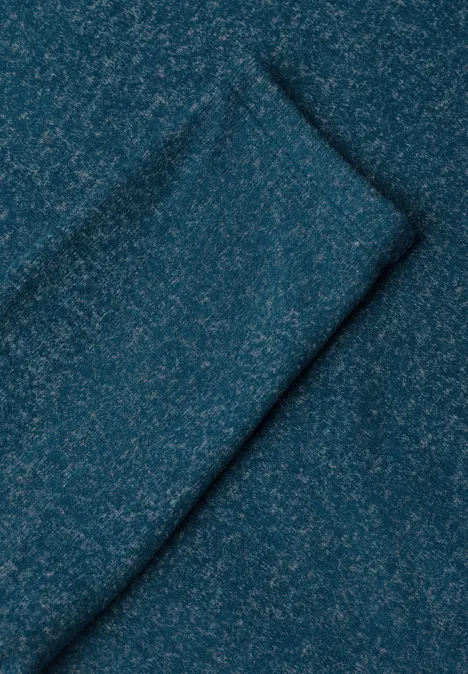 Nahaufnahme eines gefalteten dunkelblauen, strukturierten Stoffes mit feinen hellen Fasern.