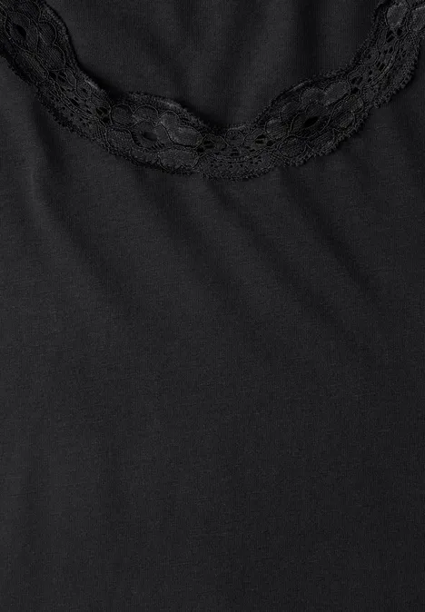 Top noir avec délicate finition en dentelle au col rond.
