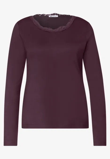 Dunkelviolettes Langarmshirt für Damen mit Spitzenbesatz am Rundhalsausschnitt.