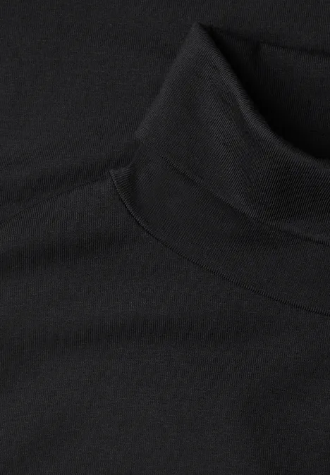 Schwarzer Rollkragenpullover aus weichem Stoff, Nahaufnahme.