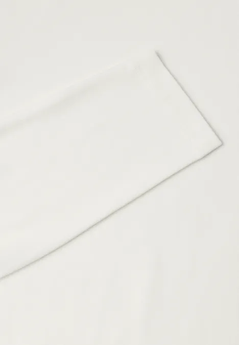 Un rectangle blanc incliné sur un fond blanc.